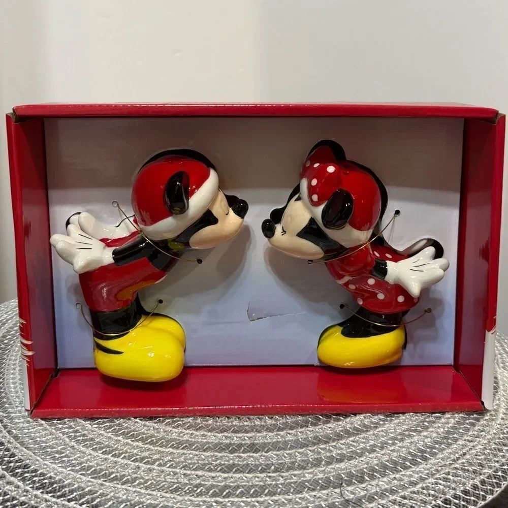 Disney Mickey and Minnie Mouse Kissing Salt and Pepper Shakers NWT